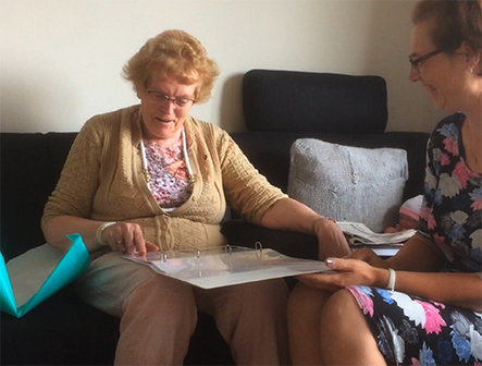 mevrouw met demenie is blij met eigen verhalen | ikbenboek