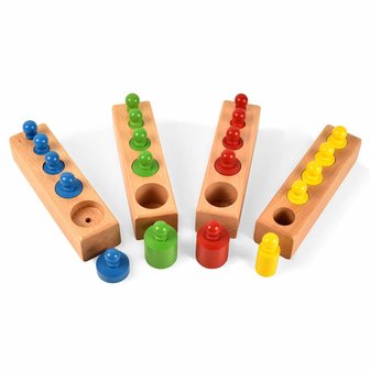 De bekende cilinderblokken van Maria Montessori in een kleurrijke uitvoering.