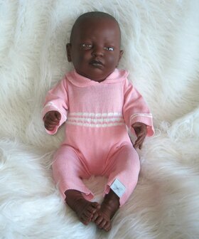 Pop - Babypop - Newborn - donker meisje met kleding