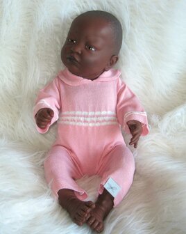 Pop - Babypop - Newborn - donker meisje met kleding