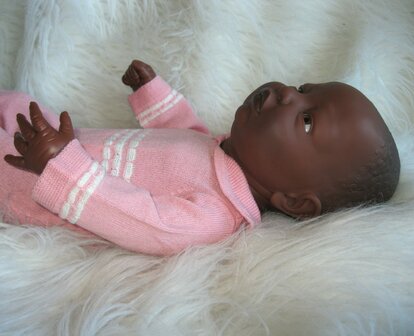 Pop - Babypop - Newborn - donker meisje met kleding