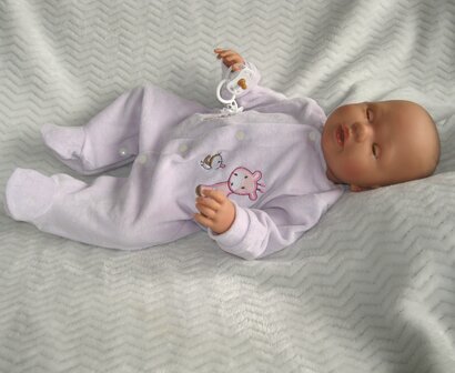 Pop - Babypop - meisje met slaapogen en speen en pakje aan