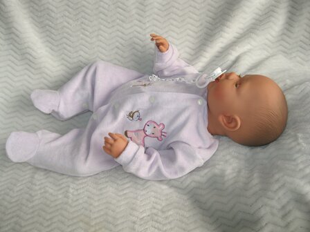 Pop - Babypop - meisje met slaapogen en speen liggend