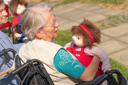 Empatie Pop - Joyk pop Ingrid op schoot