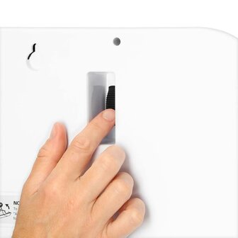 Close-up van hand die de Fysic FK950 klok handmatig instelt via draaiknop aan de achterkant
