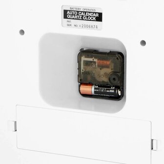 Volledige achterzijde van de Fysic FK950 klok met batterijcompartiment en ophangmogelijkheid