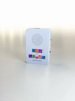 Vooraanzicht van de witte HUG muziekspeler met logo