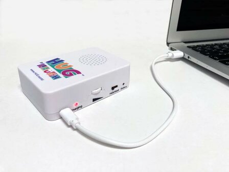 HUG muziekspeler aangesloten op laptop via USB
