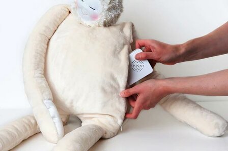 HUG muziekspeler wordt in de knuffel geplaatst