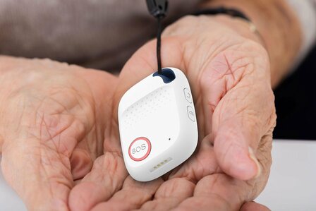 GPS personenalarmering met SOS-knop voor mensen met dementie op ware grootte