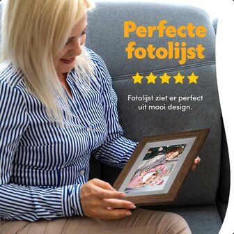 Digitale fotolijst toont sneeuwlandschap met icoon &#039;meerdere foto&#039;s delen wereldwijd&#039;.