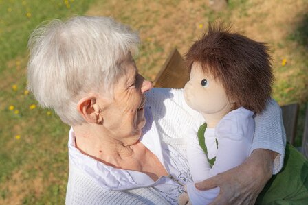 Joyk empathiepop Marco (65 cm) - voor mensen met dementie &ndash; troost, herkenning en contact