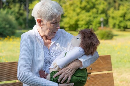 Joyk empathiepop Marco (65 cm) - voor mensen met dementie &ndash; troost, herkenning en contact