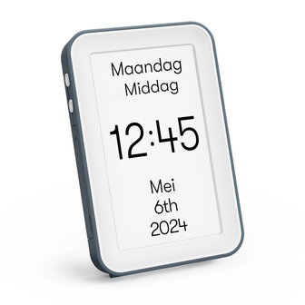 Digitale dagklok voor mensen met dementie, toont dag, dagdeel, tijd en datum duidelijk en overzichtelijk.
