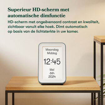 HD-scherm van de dementieklok is goed zichtbaar vanuit alle hoeken en dimt automatisch afhankelijk van het licht in de kamer.