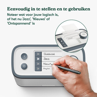 Relish Radio waarbij een hand labels personaliseert voor eenvoudig gebruik door mensen met dementie, zoals Jazz of Nieuws.