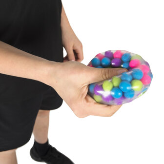 Hand die een DNA Squishy bal indrukt, voorbeeld van sensorische stimulatie bij dementie.