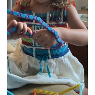 Persoon houdt de paarse en blauwe klikketting van de Geri-Gadgets Fidget Gidget Bucket vast &mdash; ideaal voor tactiele prikk