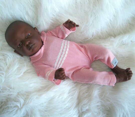 Pop - Babypop - Newborn - donker meisje met kleding