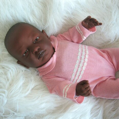 Pop - Babypop - Newborn - donker meisje met kleding