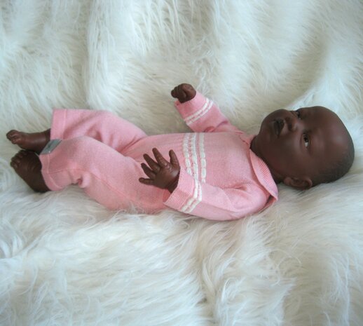 Pop - Babypop - Newborn - donker meisje met kleding