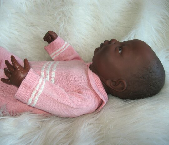 Pop - Babypop - Newborn - donker meisje met kleding