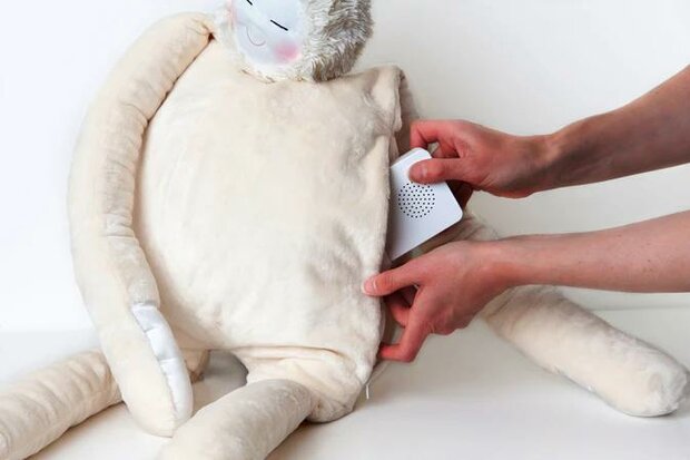 HUG muziekspeler wordt in de knuffel geplaatst