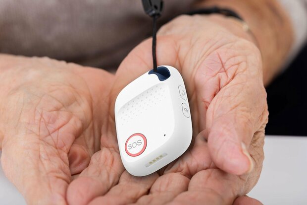 GPS personenalarmering met SOS-knop voor mensen met dementie op ware grootte
