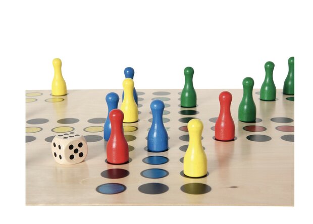 Close-up van het Giant Ludo bord met grote pionnen en dobbelsteen
