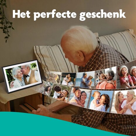 Oudere man bekijkt herinneringen op digitale fotolijst in de slaapkamer