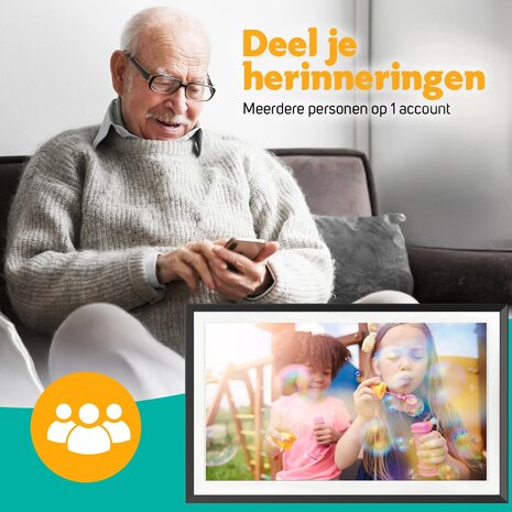 Oudere man deelt herinneringen via app op digitale fotolijst