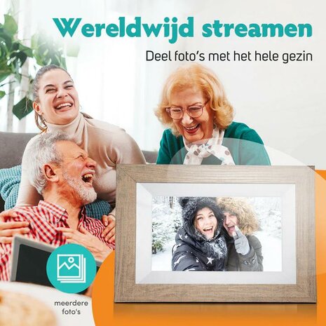 Vrouw bekijkt digitale fotolijst met houten lijst en foto's van familie.