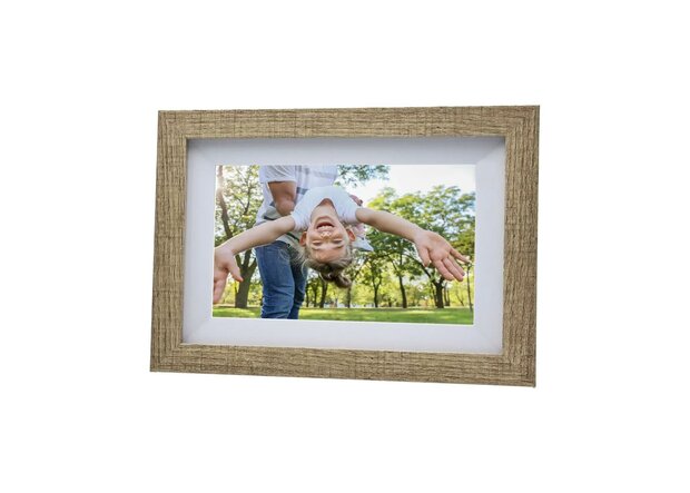 Digitale fotolijst met houten rand.