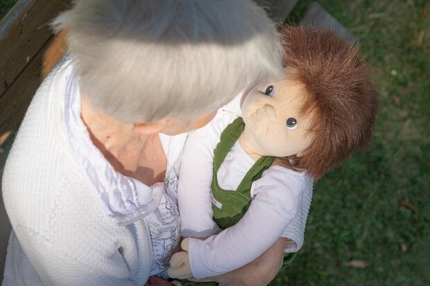 Joyk empathiepop Marco (65 cm) - voor mensen met dementie – troost, herkenning en contact