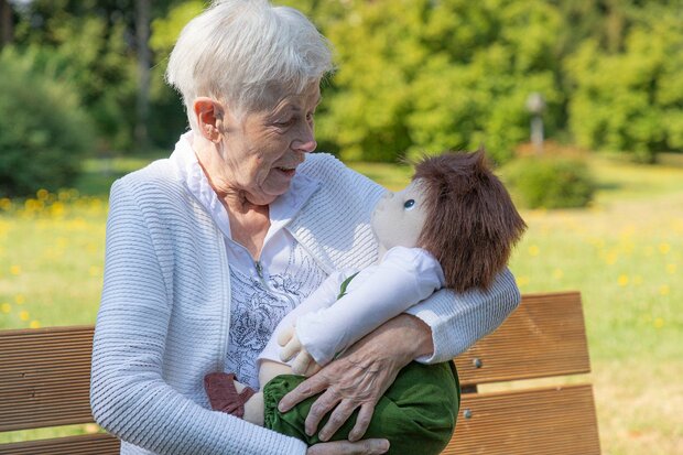 Joyk empathiepop Marco (65 cm) - voor mensen met dementie – troost, herkenning en contact