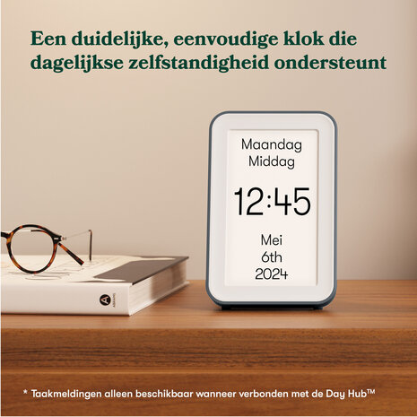 Relish dagklok voor dementiegebruik op een kastje, met slogan: “Een duidelijke, eenvoudige klok die dagelijkse zelfstand