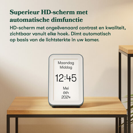 HD-scherm van de dementieklok is goed zichtbaar vanuit alle hoeken en dimt automatisch afhankelijk van het licht in de kamer.