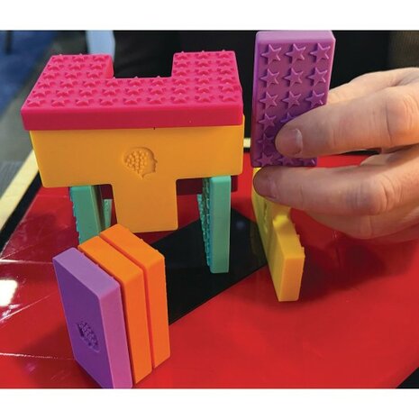 Close-up van de Geri-Gadgets Shapes Bucket met kleurrijke siliconen vormen, ideaal voor vormherkenning en motorische stimulatie