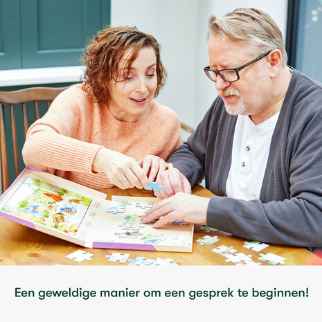 Samen puzzelen als waardevolle activiteit bij dementie – man en vrouw maken samen een puzzel en delen een moment van con
