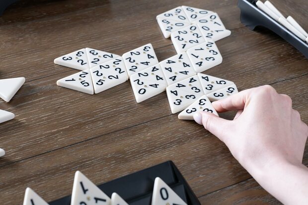 Triominos spel met rote stenen makkelijk voor oudere mensen