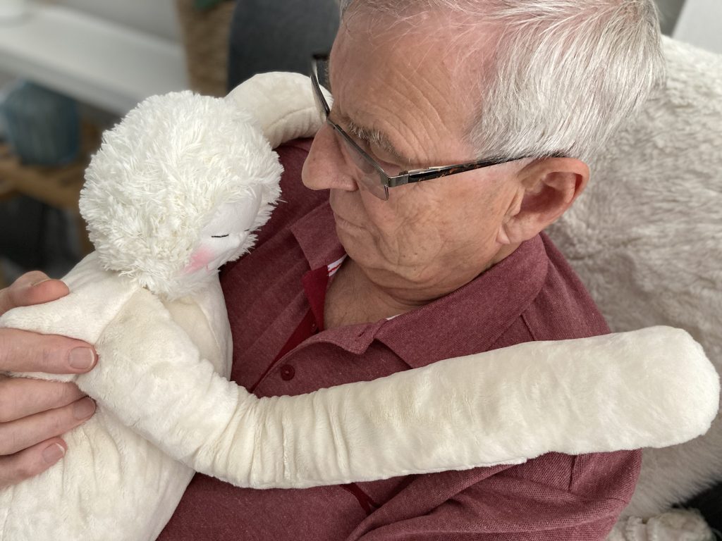 Persoon krijgt HUG aangereikt