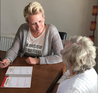 Ergotherapeute geeft agendatraining aan mensen met geheugenproblematiek Ergotherapeute geeft agendatraining aan mensen met geheugenproblematiek