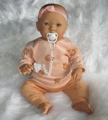 Pop - Babypop - meisje met slaapogen en speen-